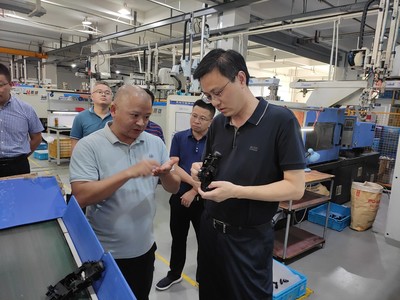 唐進率隊調研我縣汽車配件產業(yè)發(fā)展與五金產品研發(fā)，助推產業(yè)升級